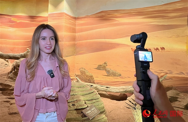 麗娜在吐魯番坎兒井源景區(qū)錄制視頻。人民網(wǎng)記者 曾書柔攝