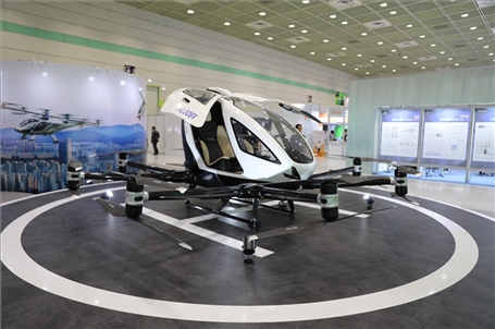 “智慧生活周”博覽會上展出的低空飛行器。人民網(wǎng)記者 莽九晨攝