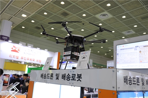“智慧生活周”博覽會上展出的快遞無人機(jī)。人民網(wǎng)記者 莽九晨攝