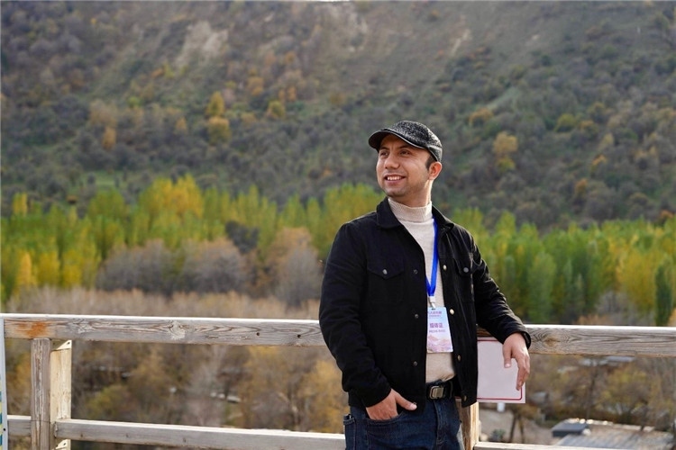 阿布德吾力參加“萬(wàn)人說(shuō)新疆”優(yōu)秀作者媒體行活動(dòng)留影。受訪者供圖