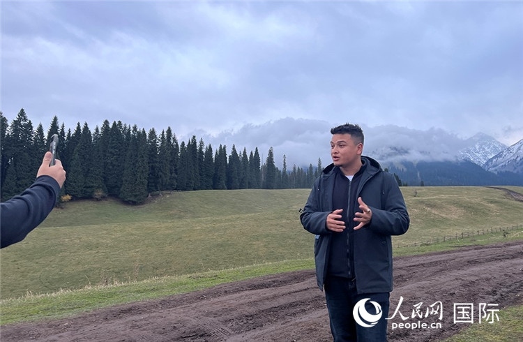 在庫(kù)爾德寧，吾買(mǎi)爾江被雪山美景震撼，即興錄制了短視頻作品。人民網(wǎng)記者曾書(shū)柔攝