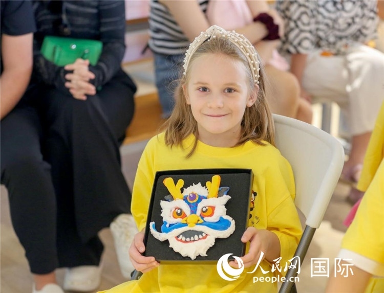 一名中文愛好者手捧生肖畫。人民網(wǎng)中東中心分社塔里克·易卜拉欣攝