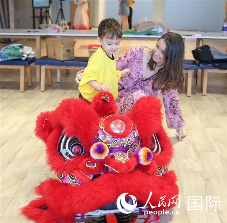 一名兒童在感受舞獅。人民網(wǎng)中東中心分社塔里克·易卜拉欣攝