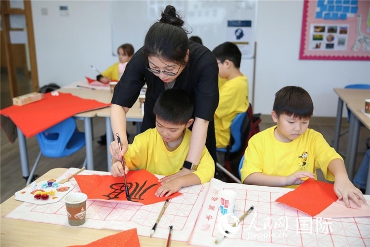 書法課場景。人民網(wǎng)中東中心分社塔里克·易卜拉欣攝