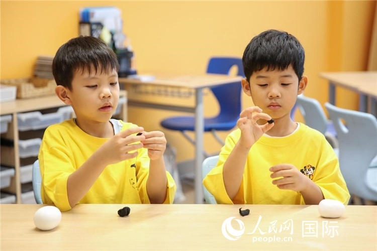 做手工。人民網(wǎng)中東中心分社塔里克·易卜拉欣攝