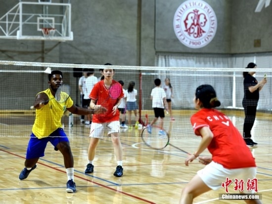 當(dāng)?shù)貢r間10月12日，巴西圣保羅，中國高校羽毛球代表團(tuán)和巴西羽毛球協(xié)會運動員切磋球技。 
