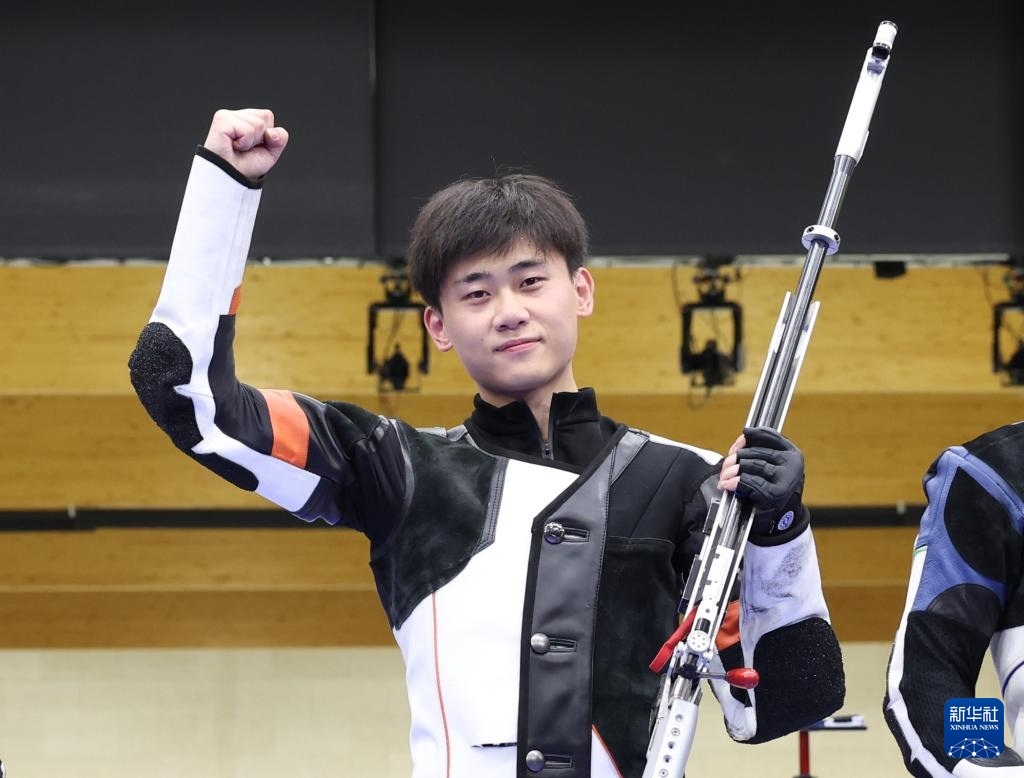 8月1日，在法國(guó)沙托魯舉行的巴黎奧運(yùn)會(huì)射擊男子50米步槍三姿決賽中，中國(guó)選手劉宇坤奪得冠軍。圖為劉宇坤在奪冠后慶祝。新華社記者 張帆 攝