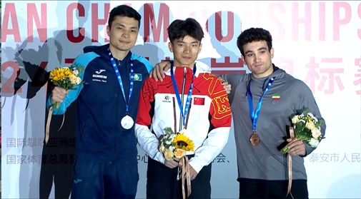 伍鵬（中）奪得男子速度項(xiàng)目冠軍。主辦方供圖