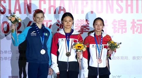 女子速度項(xiàng)目蒙世雪（中）奪冠，周婭菲（右）獲季軍。主辦方供圖