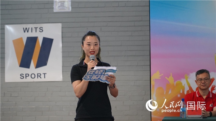 運動員代表柳工南非員工陳婉雯宣誓。 人民網(wǎng) 劉暢 攝