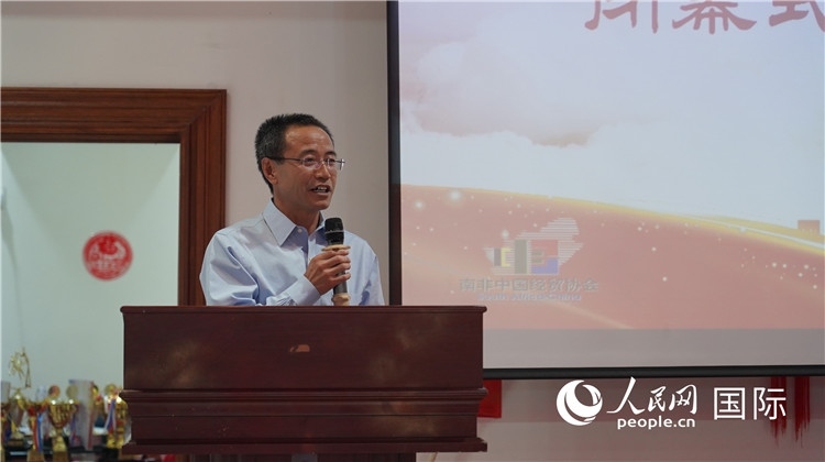 中國駐約翰內(nèi)斯堡代總領(lǐng)事周育江在閉幕式上致辭。 人民網(wǎng) 張茜攝