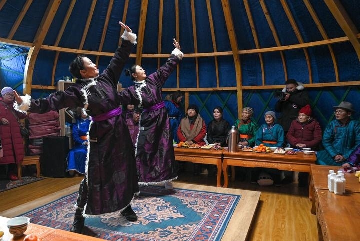 2023年12月21日，烏蘭牧騎隊(duì)員在內(nèi)蒙古阿其圖烏拉蘇木進(jìn)行舞蹈表演。