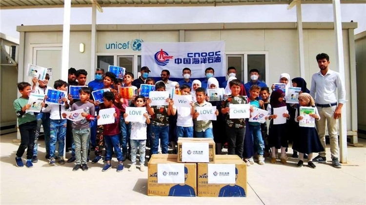 慰問當?shù)貙W校。中國海油供圖