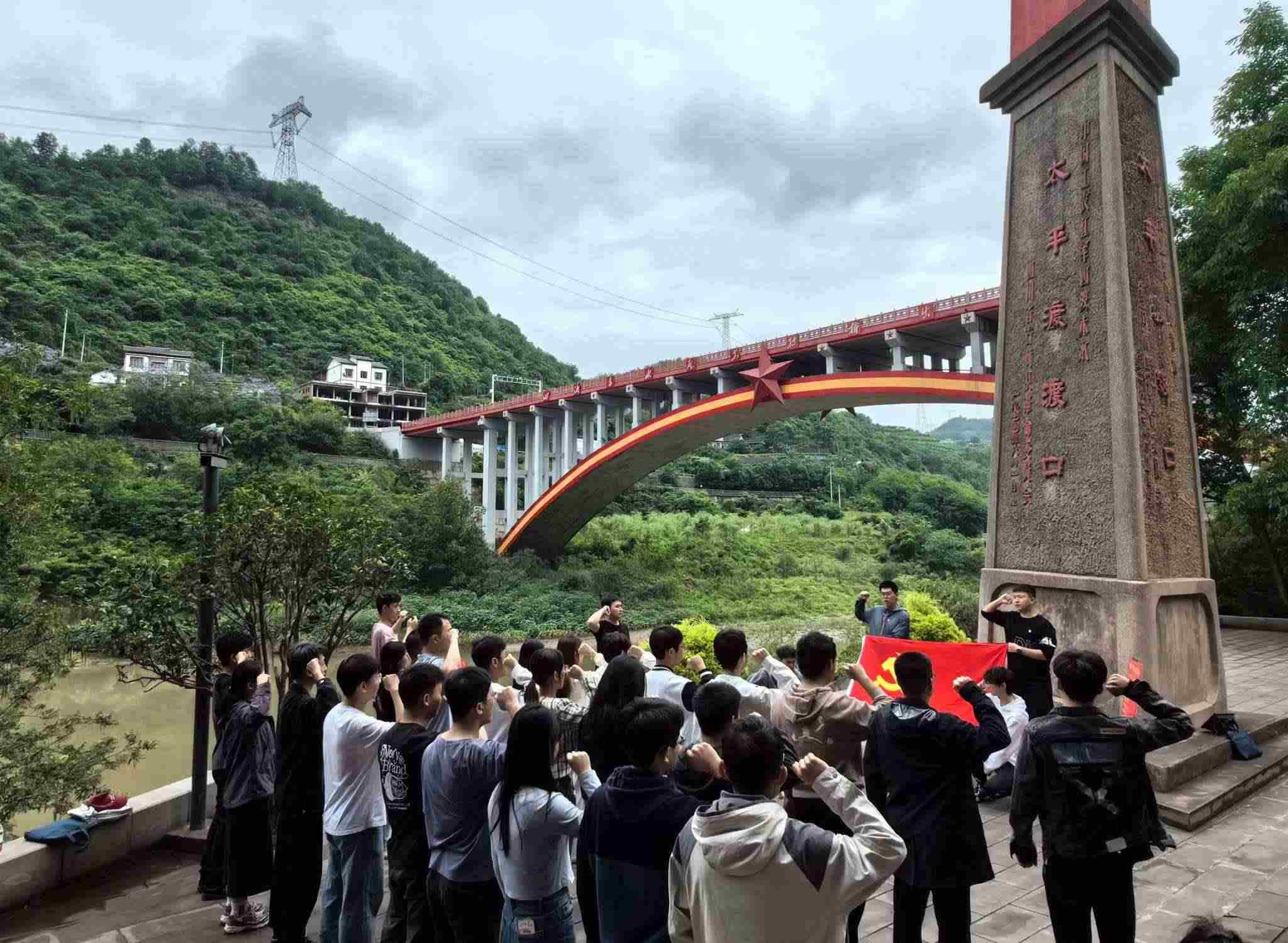 師生重溫入黨誓詞。校方供圖