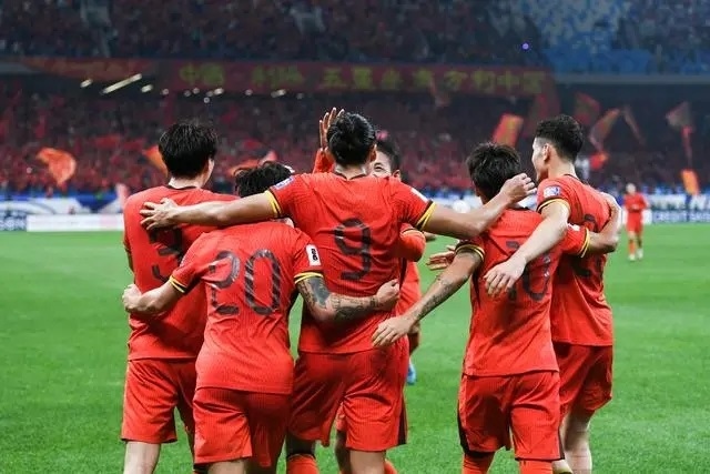 10月15日晚，張玉寧（9號）進球后與隊友擁抱慶祝。新華社記者 李紫恒攝