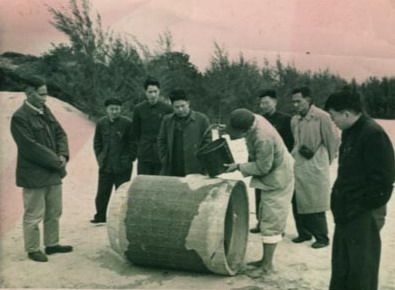 谷文昌（左一）與工程技術(shù)人員解決地下水供給（資料照片）。谷文昌帶領(lǐng)群眾修建了22座水庫(kù)和705處永久性水利工程，緩解了東山縣水資源極度缺乏的難題。