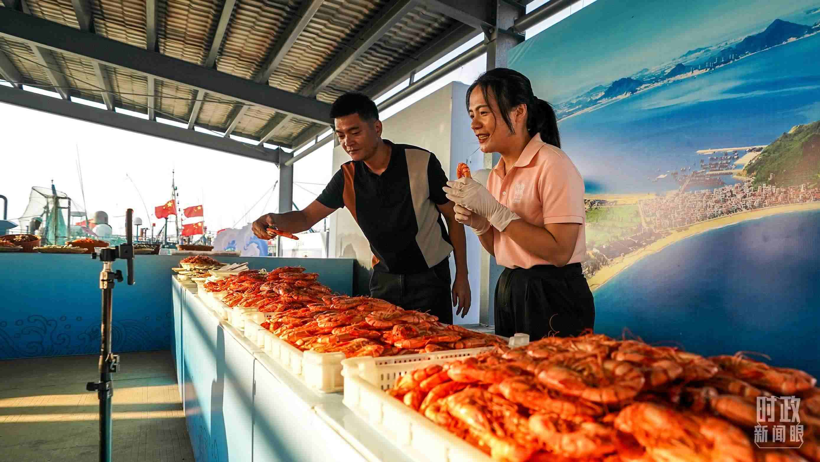 △正在直播賣貨的澳角村村民。（總臺(tái)記者李晉拍攝）