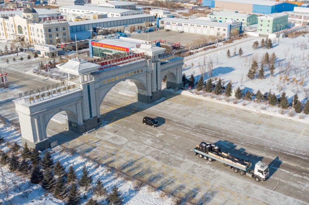 這是中國(guó)（黑龍江）自由貿(mào)易試驗(yàn)區(qū)黑河片區(qū)（2024年1月31日攝，無(wú)人機(jī)照片）。2023年，該自貿(mào)片區(qū)外貿(mào)進(jìn)出口總值達(dá)244.82億元，實(shí)現(xiàn)增幅56.9%，引進(jìn)外資企業(yè)16家，直接利用外資127.3萬(wàn)美元，同比增長(zhǎng)27.3%。