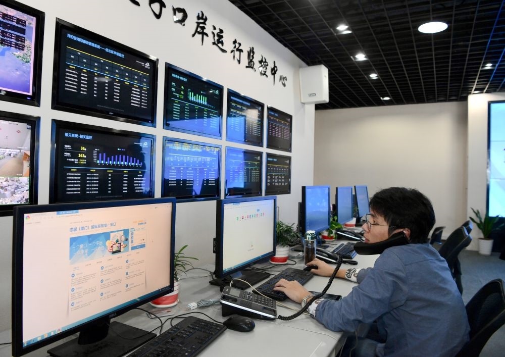 在中國(guó)（福建）自由貿(mào)易試驗(yàn)區(qū)廈門片區(qū)，國(guó)際貿(mào)易“單一窗口”工作人員在網(wǎng)上受理業(yè)務(wù)（2018年11月15日攝）?！皢我淮翱凇笔顷P(guān)檢等口岸部門、地方政府相關(guān)部門、金融機(jī)構(gòu)等共同參與的口岸管理共享平臺(tái)。貿(mào)易商能夠通過一個(gè)入口提交貨物進(jìn)出口或轉(zhuǎn)運(yùn)所需要的單證或電子數(shù)據(jù)，實(shí)現(xiàn)“一個(gè)平臺(tái)、一點(diǎn)接入、一次申報(bào)、一次辦結(jié)”。