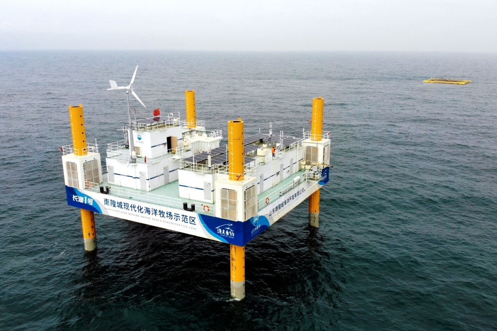 這是應(yīng)用5G技術(shù)的山東長(zhǎng)島綜合試驗(yàn)區(qū)南隍城國(guó)家級(jí)海洋牧場(chǎng)示范區(qū)海上平臺(tái)（2020年8月8日攝，無(wú)人機(jī)照片）。中國(guó)（山東）自由貿(mào)易試驗(yàn)區(qū)設(shè)立以來，一系列大膽試、大膽闖、自主改的政策逐步落實(shí)，制度創(chuàng)新打通堵點(diǎn)、釋放活力，成為深化對(duì)外開放、發(fā)展海洋經(jīng)濟(jì)的重要抓手。