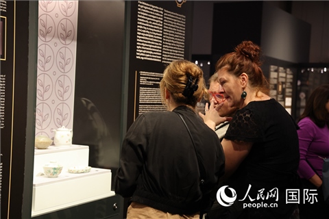 嘉賓參觀展覽。人民網(wǎng)記者 禹麗敏攝