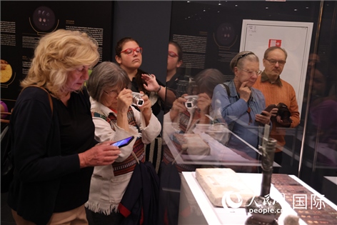 嘉賓參觀展覽。人民網(wǎng)記者禹麗敏 攝。