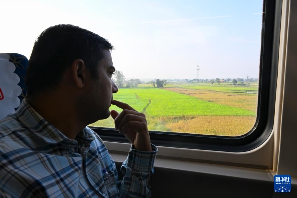 這是10月12日在老撾拍攝的中老鐵路C98列車上的一名乘客。新華社記者 程一恒 攝