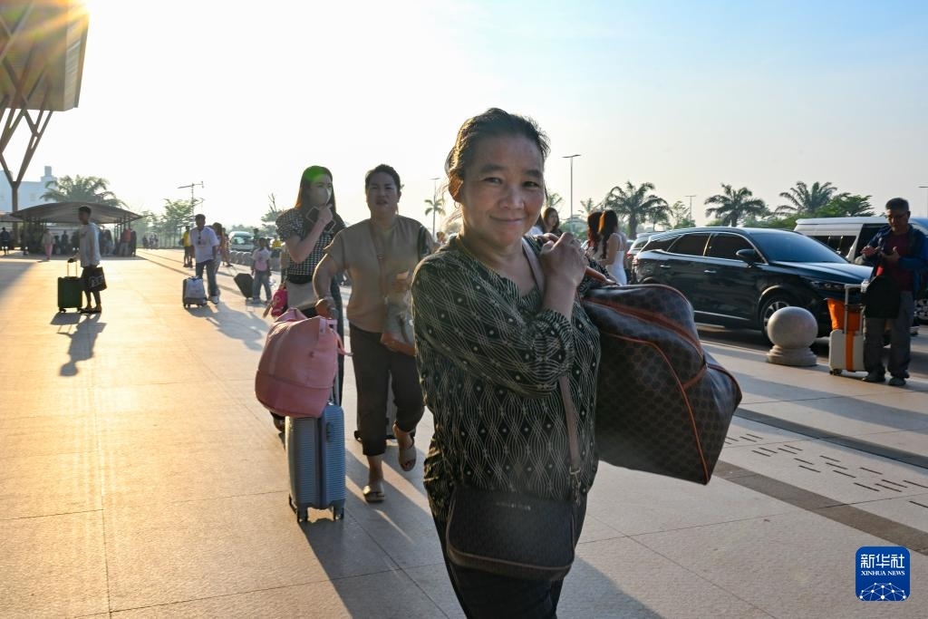這是10月12日在老撾萬象中老鐵路萬象站拍攝的一名女子。新華社記者 程一恒 攝