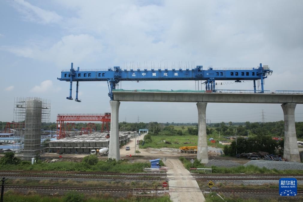 這是10月11日拍攝的位于泰國大城府的中泰高鐵項(xiàng)目4-3標(biāo)段施工現(xiàn)場。新華社記者 孫瑋彤 攝