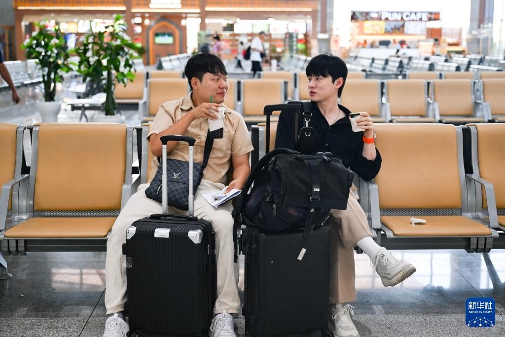 10月12日，在老撾萬象中老鐵路萬象站候車廳，兩名乘客在等候列車。新華社記者 程一恒 攝