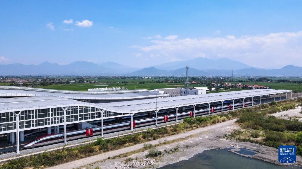 9月13日，在印度尼西亞萬隆德卡魯爾站，雅萬高鐵高速動(dòng)車組列車?？吭谡九_上（無人機(jī)照片）。新華社記者 徐欽 攝