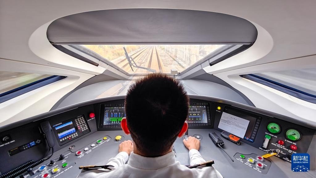 9月12日，司機(jī)駕駛高速動(dòng)車組列車行駛在雅萬高鐵上（手機(jī)照片）。新華社記者 徐欽 攝