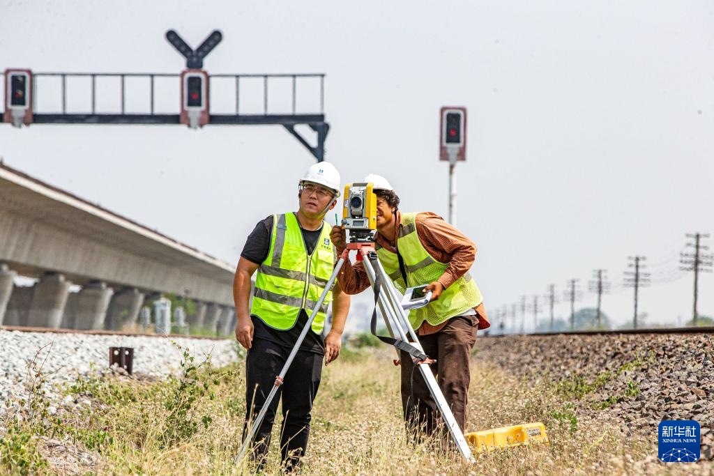 5月1日，在泰國大城府，中泰高鐵項(xiàng)目工作人員在施工現(xiàn)場勘查。新華社記者 王騰 攝