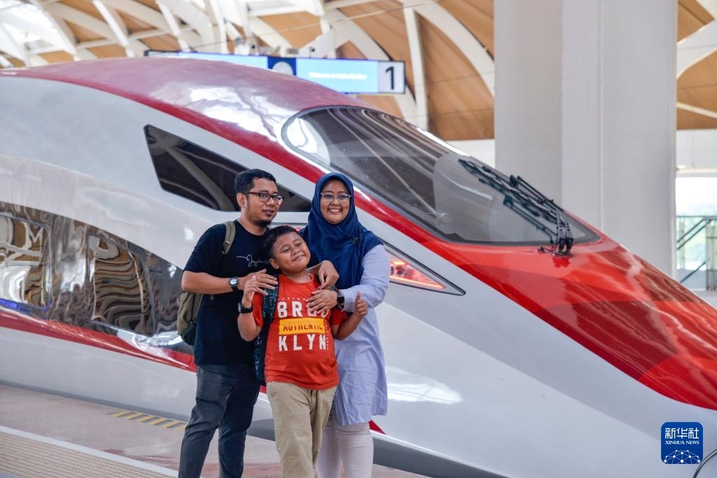4月17日，在印度尼西亞雅加達(dá)哈利姆站站臺，乘客和雅萬高鐵高速動(dòng)車組列車合影。新華社記者 徐欽 攝