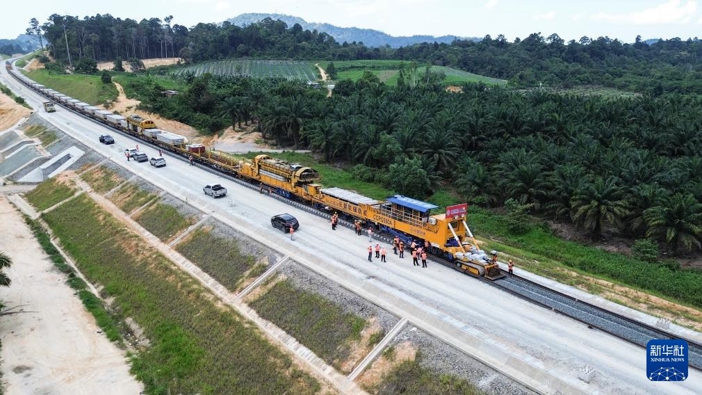 這是5月6日在馬來西亞彭亨州航拍的馬東鐵項(xiàng)目的鋪軌現(xiàn)場。新華社記者 程一恒 攝