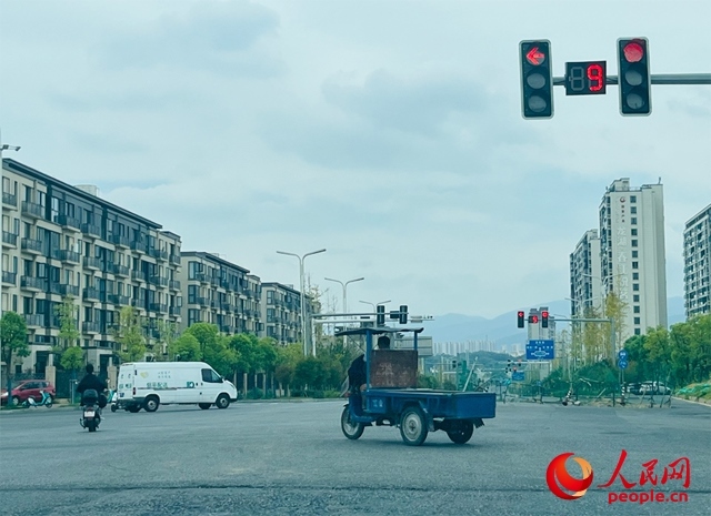 長(zhǎng)富大道與文化中心東路三岔路口車輛混行（9月19日拍攝）。人民網(wǎng)記者 帥筠攝