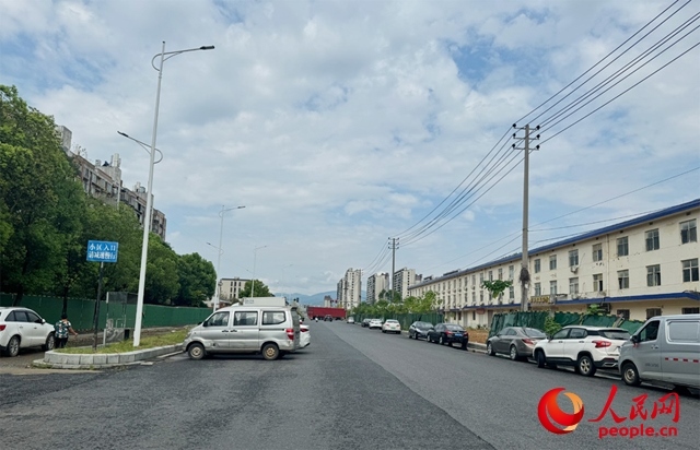 麗水佳園小區(qū)入口外及長(zhǎng)富大道上停滿了車輛。人民網(wǎng)記者 邱燁攝