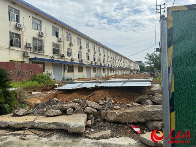 長(zhǎng)富大道北側(cè)輔路在進(jìn)行強(qiáng)電遷改項(xiàng)目。人民網(wǎng)記者 邱燁攝