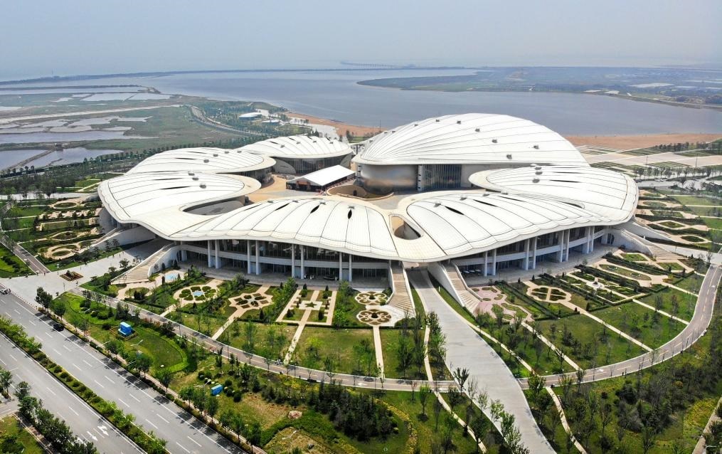 位于中國—上海合作組織地方經(jīng)貿(mào)合作示范區(qū)的青島·上合之珠國際博覽中心（2024年7月18日攝，無人機照片）。新華社記者李紫恒攝