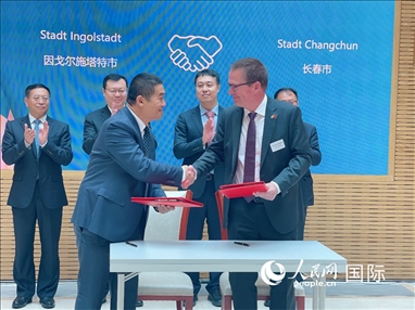 （10月16日，第十屆巴伐利亞中國日在慕尼黑舉行。圖為簽約儀式現場。人民網記者劉赫攝）