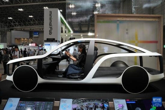 這是10月17日在日本千葉縣舉行的日本高新技術(shù)博覽會上拍攝的，索尼公司展示的概念車模型。新華社記者 錢錚 攝