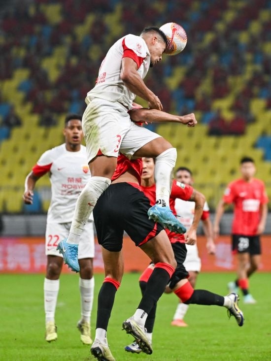 10月18日，上海海港隊球員蔣光太（上）在比賽中和成都蓉城隊球員費(fèi)利佩（下）爭頂。新華社記者 王曦 攝