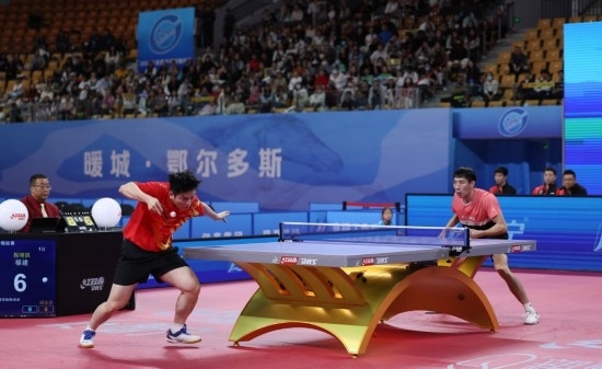 10月18日，上海隊選手樊振東（左）在單打比賽中發(fā)球。他3:2戰(zhàn)勝福建隊選手程靖淇。新華社記者 王楷焱 攝