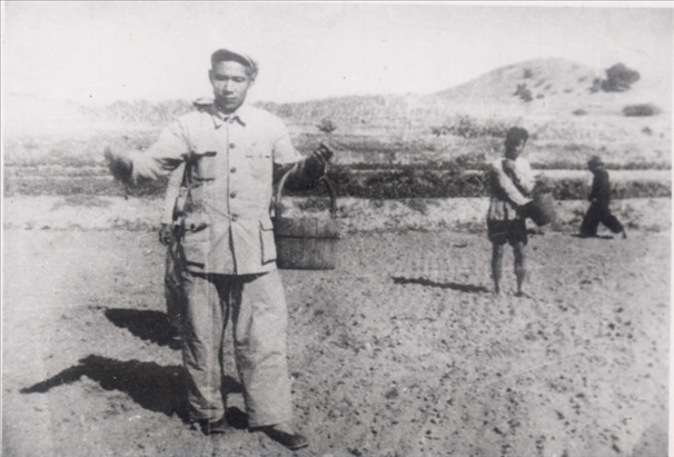 谷文昌（左）在田間與農(nóng)民一起勞動(dòng)（資料照片）。