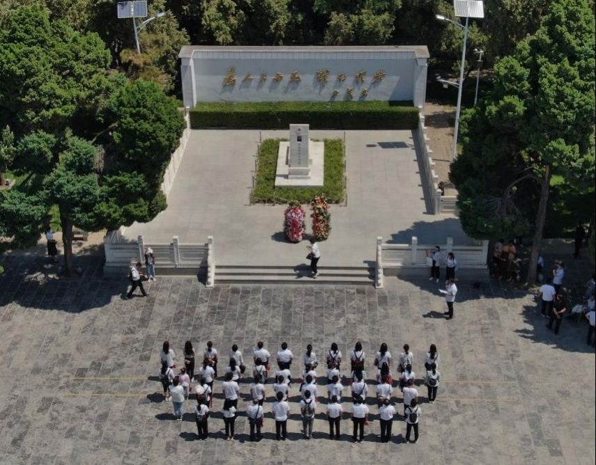 2021年6月24日，參觀者在位于河南省蘭考縣的焦裕祿紀(jì)念園瞻仰焦裕祿烈士墓（無(wú)人機(jī)照片）。新華社記者 李安 攝