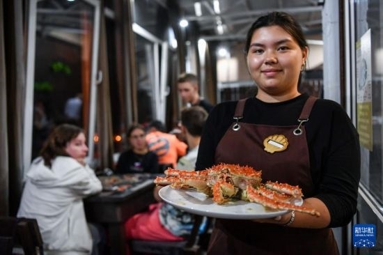 9月2日，俄羅斯符拉迪沃斯托克一家餐館的服務員在展示帝王蟹。新華社記者 曹陽 攝