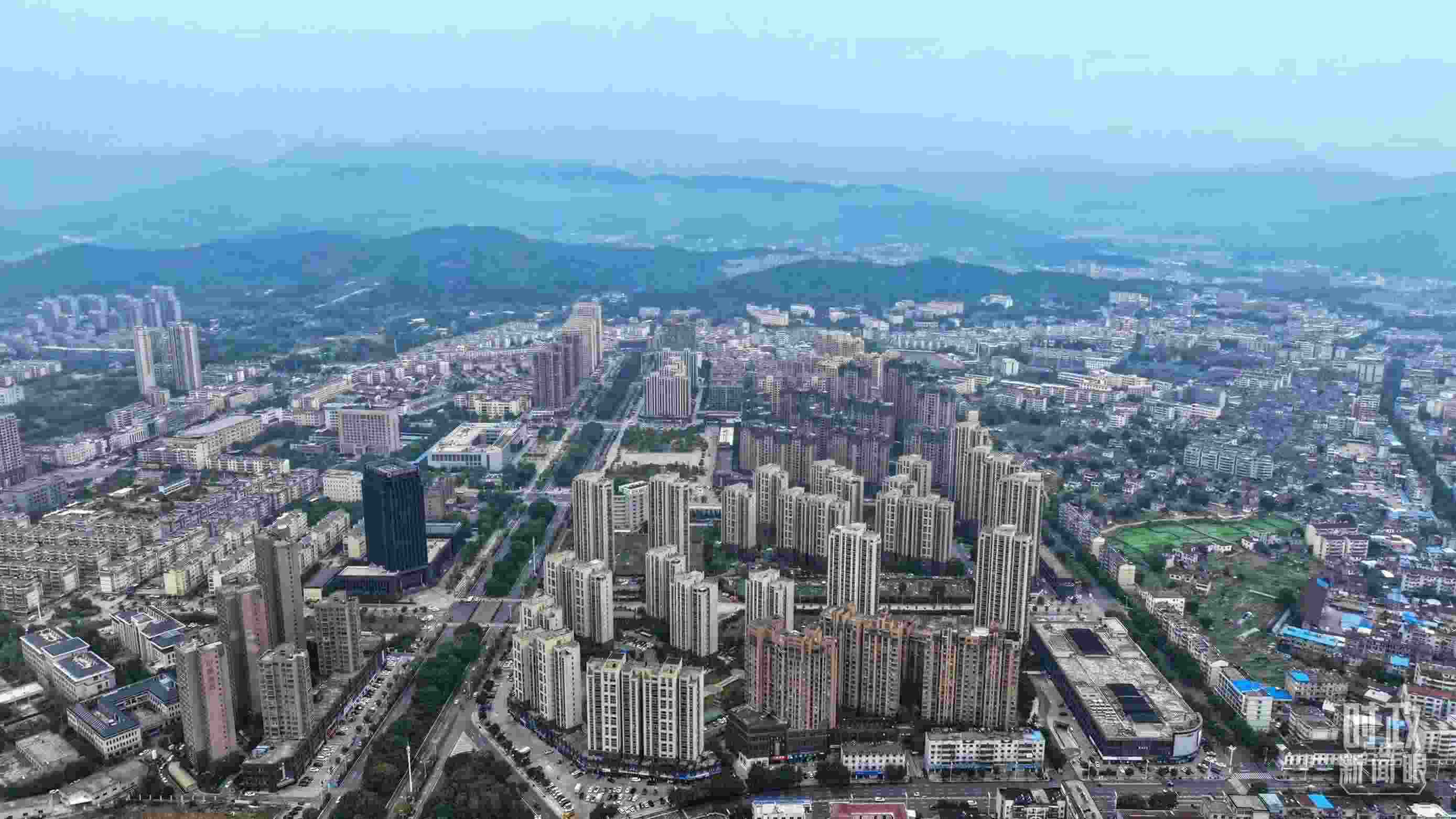 △俯瞰桐城市。（總臺(tái)記者葛啟文拍攝）