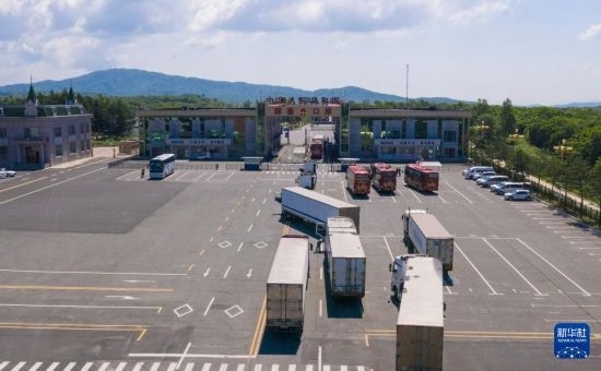 2019年6月22日，往返于中國和俄羅斯的貨車在中俄琿春口岸前排隊等待通關（無人機照片）。