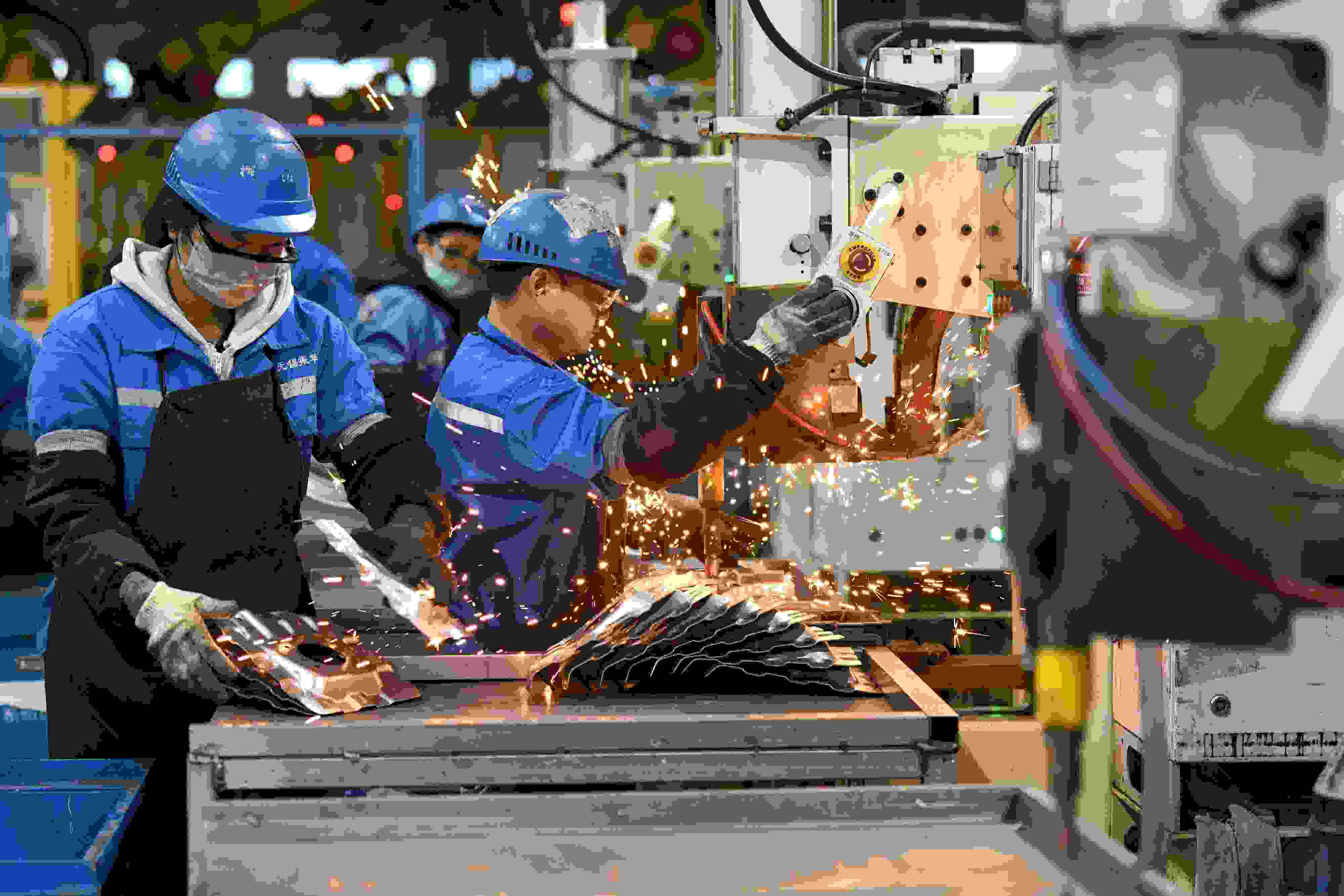 2023年2月7日，福建省寧德市蕉城區(qū)一家汽車零部件生產(chǎn)企業(yè)的生產(chǎn)線上一派繁忙景象。