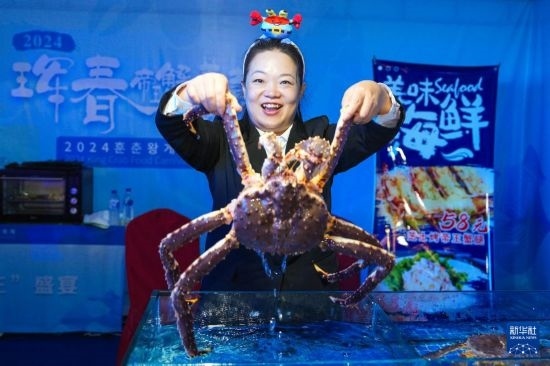 9月19日，在吉林省琿春市，商家在展示售賣的帝王蟹。新華社記者 許暢 攝